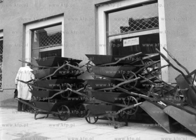 Taczki wystawione przed sklepem z artykułami metalowymi....