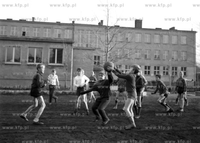 Mecz koszykówki podczas lekcji wychowania fizycznego...