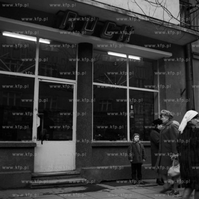 Przed kioskiem Ruchu.
11.1969
0002353z_listopad1969
Fot....