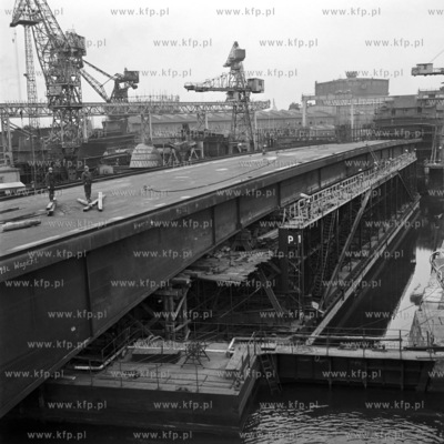 Budowa w Stoczni Gdańskiej im. Lenina przęsła mostu,...