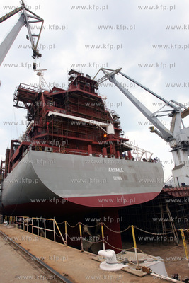 Gdynia. Wodowanie m/s Ariana w suchym doku Stoczni...