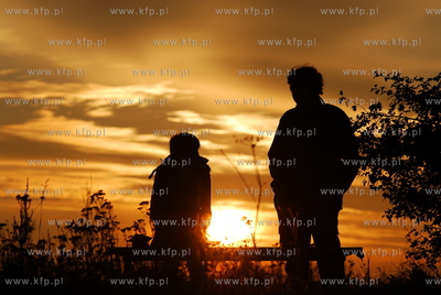 ul. Wodnika, Gdansk Osowa. Ludzie na przystanku autobusowym...