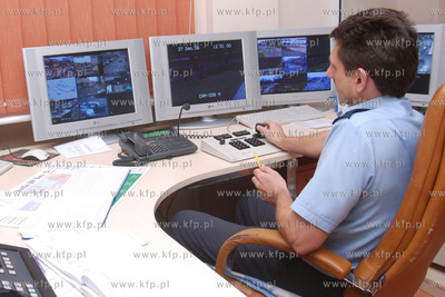 Sztab w Komendzie Miejskiej Policji w Gdyni, przy momnitoringu...