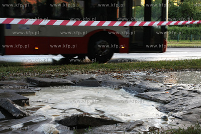 Awaria wodociagu wody pitnej na ul. Kartuskiej w Gdansku....