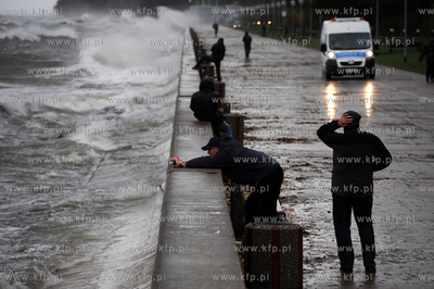 Gdynia. Bulwar Nadmorski. Sztorm na Baltyku. Wiejacy...