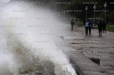 Gdynia. Bulwar Nadmorski. Sztorm na Baltyku. Wiejacy...