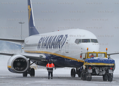 Zima na lotnisku Gdansk Rebiechowo. Nz. Wypychanie...