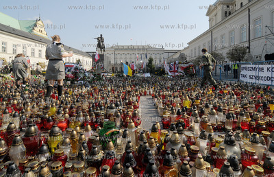 Warszawa. Trwa zaloba narodowa po katastrofie prezydenckiego...