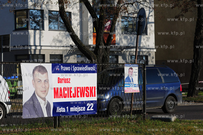Niesciagniete plakaty wyborcze w Gdyni-Obluzu.
11.11.2011...