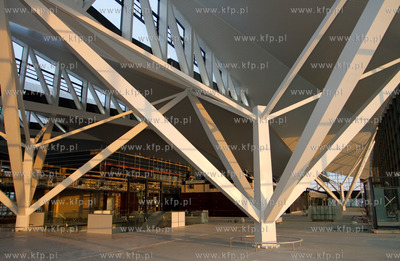 Wnetrze wykanczanego nowego terminala pasazerskiego...