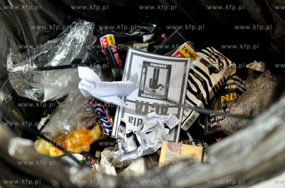 Gdansk. Rozdawanie ulotek przy wejsciu glownym do budynku...