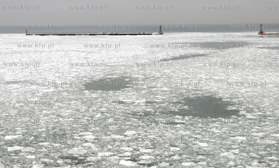Zima w gdynskim porcie. Nz. skute lodem wejscie do...