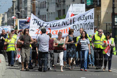 Kupcy z gdyńskiej hali targowej przeszli ulicami Gdyni...