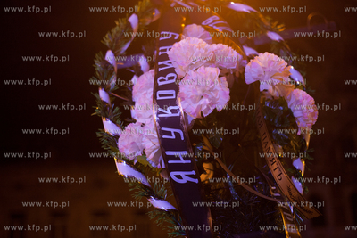 Lwow, Ukraina NZ Wiazanka pogrzebowa z napisem Janukowycz....