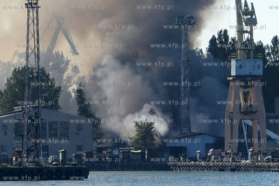 Pozar hali na terenie stoczni Marynarki Wojennej w...