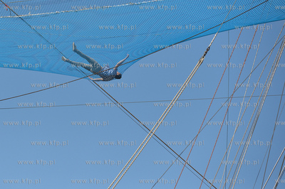 25 metrow nad pokladem Daru Mlodziezy zacumowanym przy...