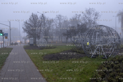 Zamglony Pruszcz Gdański. Świąteczne bombki ustawione...