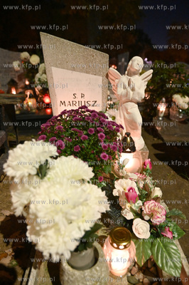 W zaduszkowy wieczór na cmentarzu parafialnym w Gdyni...