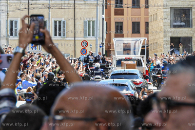 Rzym. Wierni na trasie konduktu żałobnego papieża...