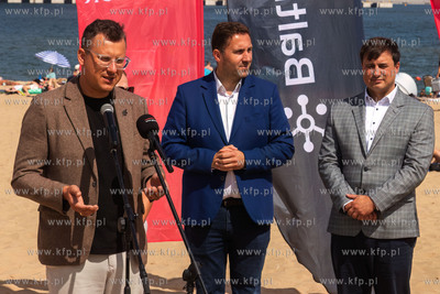 Prezentacja autonomicznego robota do oczyszczania piasku,...