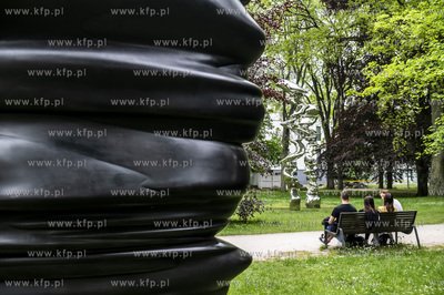 Sopot. Park Północny. Ogromne rzeźby Tony'ego Cragga,...