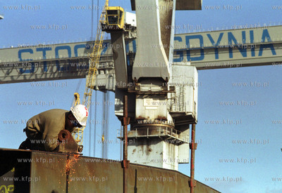 Stocznia Gdynia, spawacz przy pracy. W tle najwieksza...