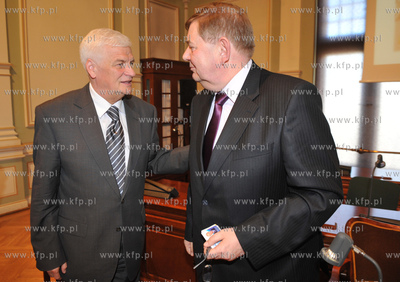 W siedzibie Rady Miasta Gdanska podpisano umowe pomiedzy...