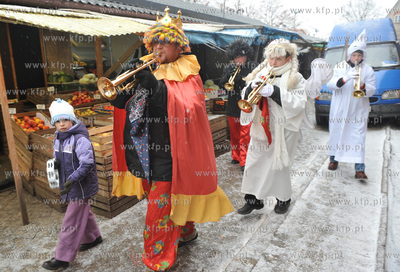 Kolednicy ze szkoly muzycznej w Leborku na ulicach...