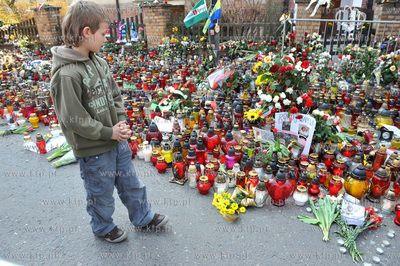 Sopot. Ul. Armii Krajowej 55. Ludzie skladaja kwiaty...