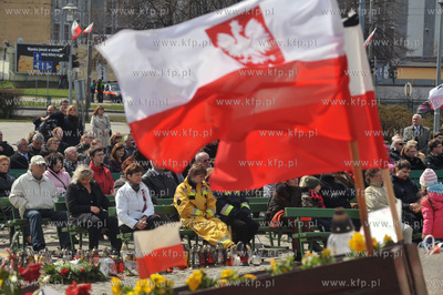 Transmisja uroczystosci pogrzebowych ofiar katastrofy...