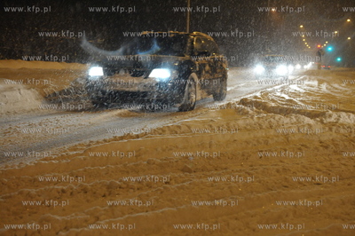 Samochody jada zima przez Lezno na trasie Zukowo Gdansk...