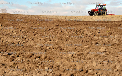 Wiosenne prace rolne w Sulminie na Kaszubach. 14.04.2011...