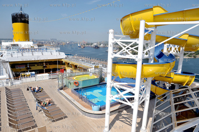 Statek wycieczkowy Costa Pacifica plywajacy pod wloska...