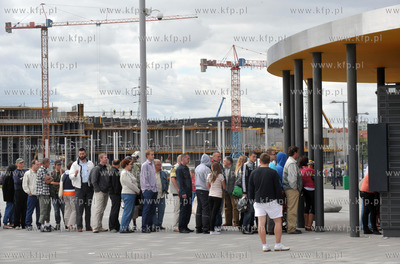 PGE Arena w Gdansku. Kolejka kibicow po bilety na pierwszy...