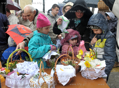 Wielka Sobota. Tradycyjne wielkanocne swiecenie pokarmow...