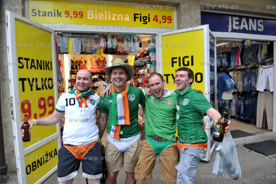 Gdansk. Hiszpanscy i irlandzcy kibice w drodze na PGE...