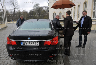 Lech Walesa wsiada do samochodu w Grand Hotelu w Sopocie....