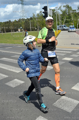 Zawodnicy na trasie I PZU Gdansk Maraton.Skrzyzowanie...