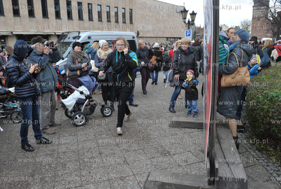 Dzien Niepodleglosci w Gdansku. Barwna parada przeszla...