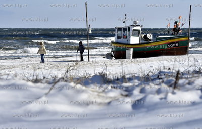 Sopot zimą. Łodzie rybackie na plaży przy przystani...