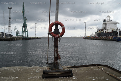 Stocznia Nauta w Gdyni na ul. Waszyngtona. Po lewej...