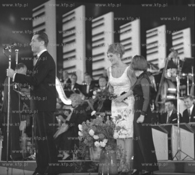 festiwal Piosenki w Sopocie. Na scenie w srodku prawdopodobnie...