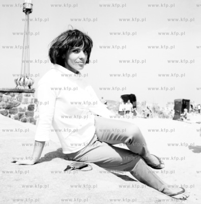 Slawa Przybylska na sopockiej plazy przed Grand Hotelem....