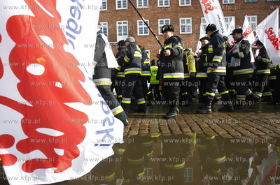 Gdansk. Pikieta przed Urzedem Wojewodzkim sluzb mundurowych...