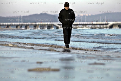 Sopot. Zatoka Gdańska zaczyna zamarzać.
31.01.2012
fot....