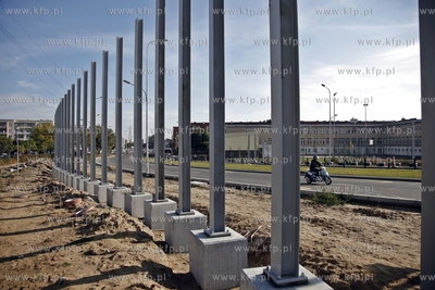 Gdansk. Budowa Trasy Slowackiego. Montaz ekranow dzwiekkochlonnych...