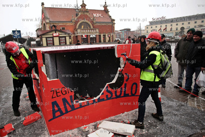 Symboliczne pozegnanie antresoli, ktora znajduje sie...