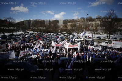 Pikieta pod Urzędem Wojewodzkim w Gdansku w gescie...