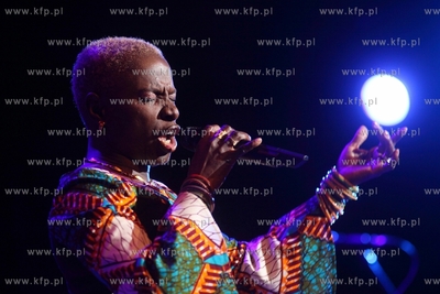 Siesta Festival.  Koncert pochodzacej z Beninu piosenkarki...