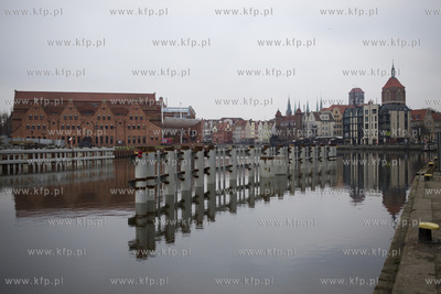 Budowa zwodzonej kładki dla pieszych nad Motławą...